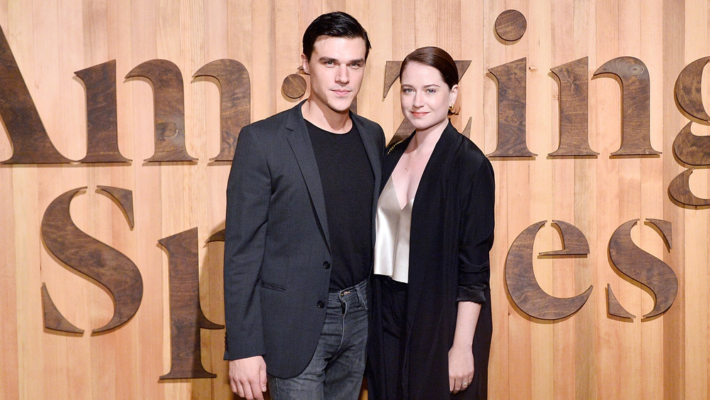 Finn Wittrock e Sarah Roberts