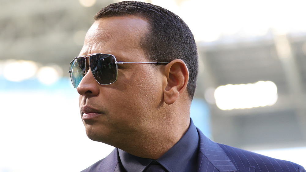 Alex Rodriguez indossa occhiali da sole a un evento