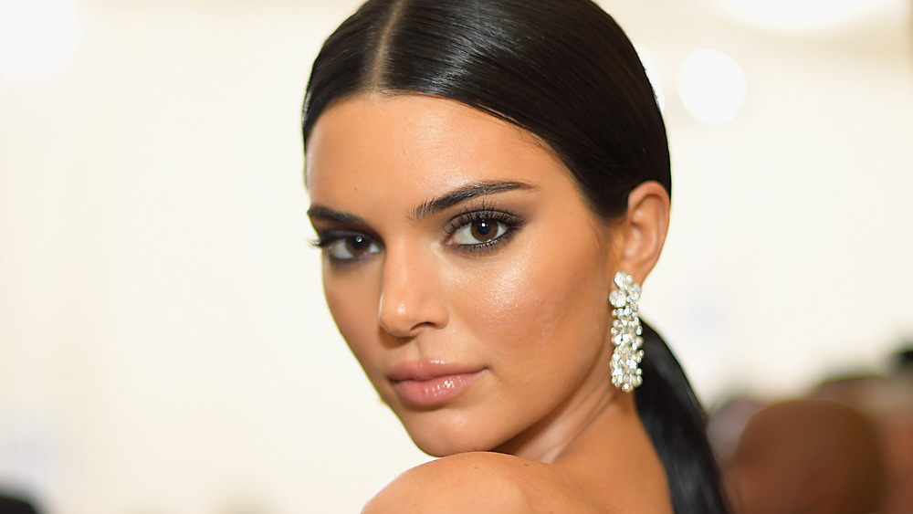 Kendall Jenner con un'espressione neutra