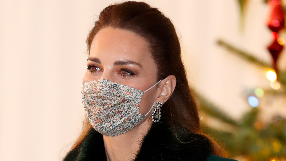 Kate Middleton indossa una maschera