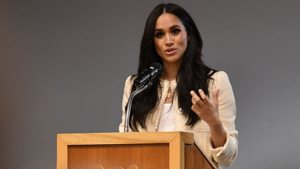 Meghan Markle parlando alla Robert Clack Upper School