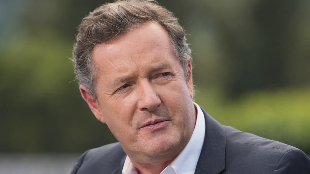 Piers Morgan sembra serio mentre parla