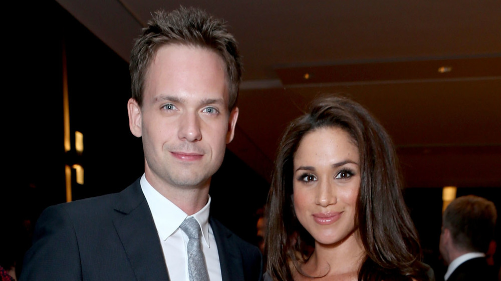 Patrick J. Adams e Meghan Markle sorridono a un evento