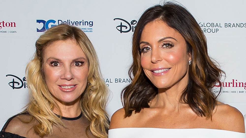 Ramona Singer e Bethenny Frankel sorridono a un evento 