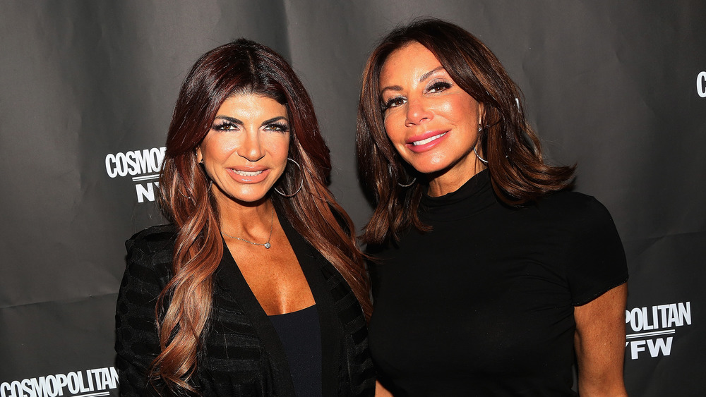 Teresa Giudice e Danielle Staub sorridono e posano fianco a fianco 