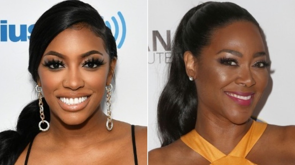 Porsha Williams sorride (a sinistra), Kenya Moore che sorride (a destra)