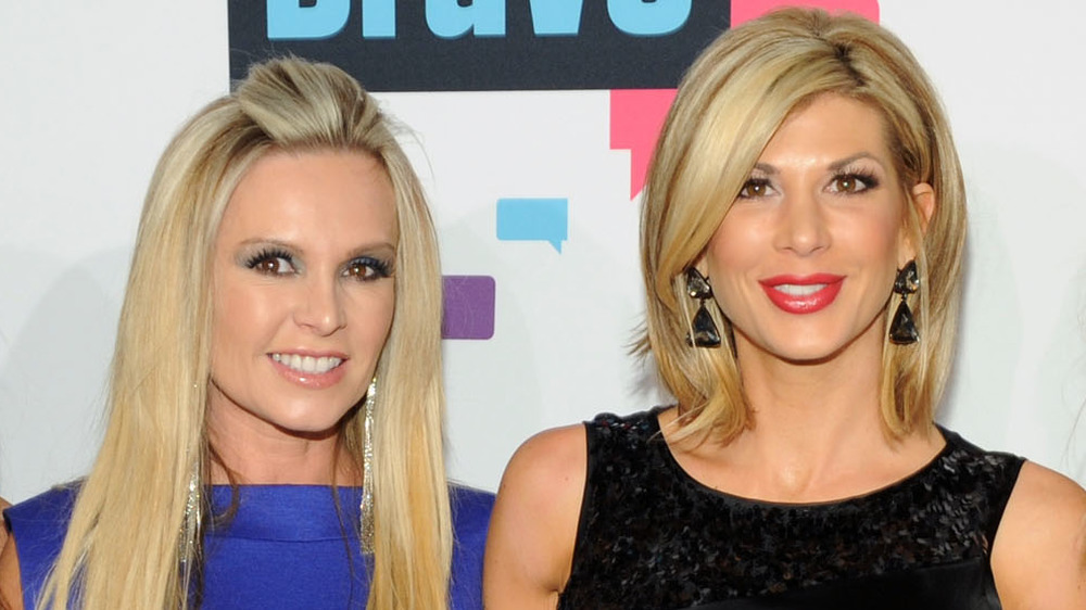 Tamra Judge e Alexis Bellino sorridono