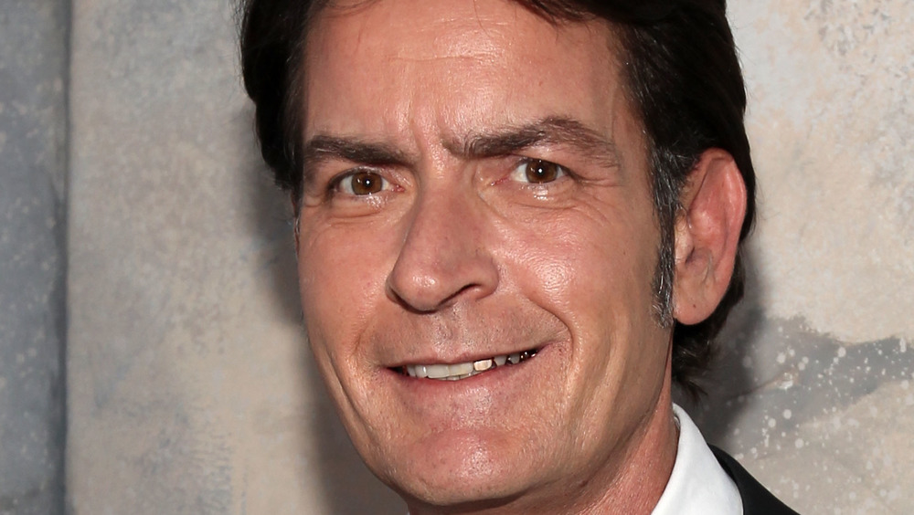 Charlie Sheen sorride 