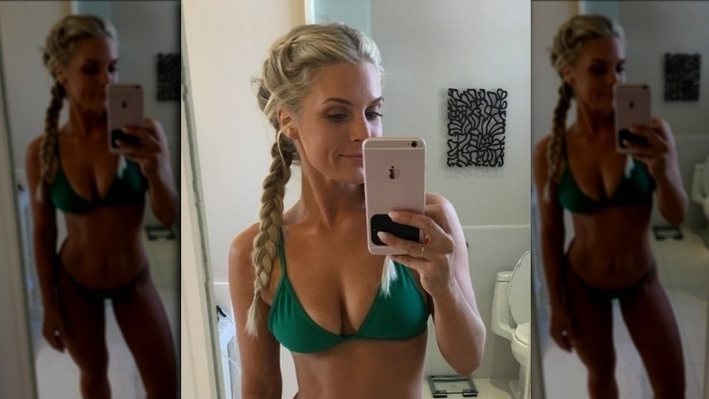 Madison LeCroy posa per un selfie in bikini su Instagram