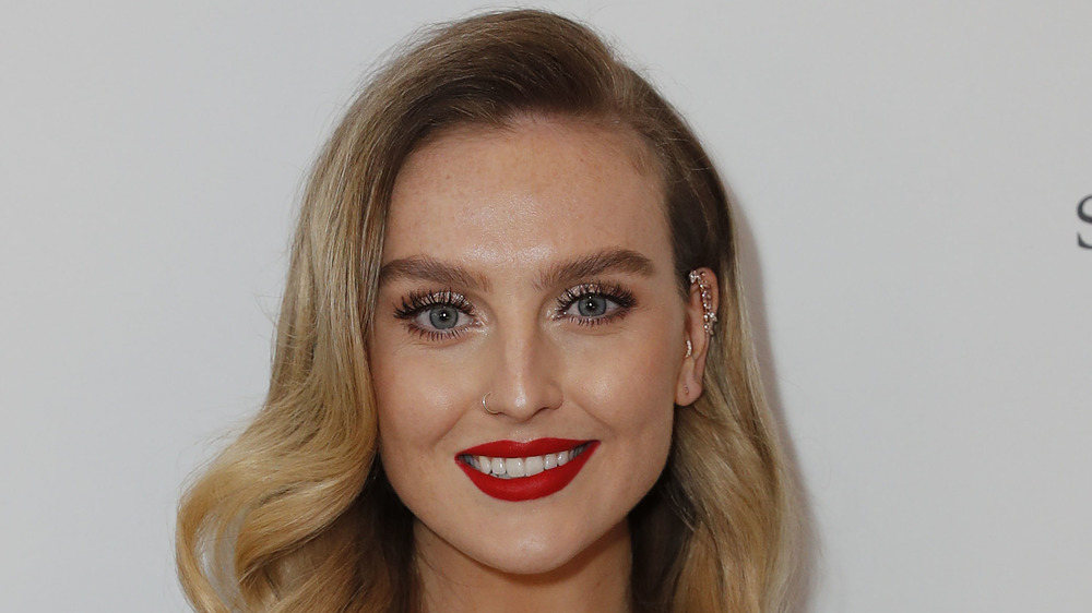 Perrie Edwards sorride