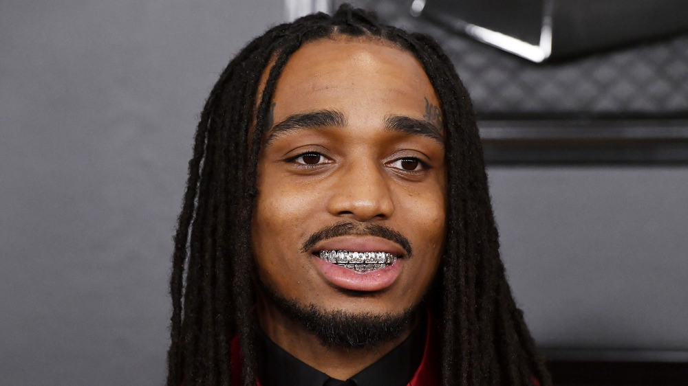 Quavo in mostra con il suo grillz diamantato