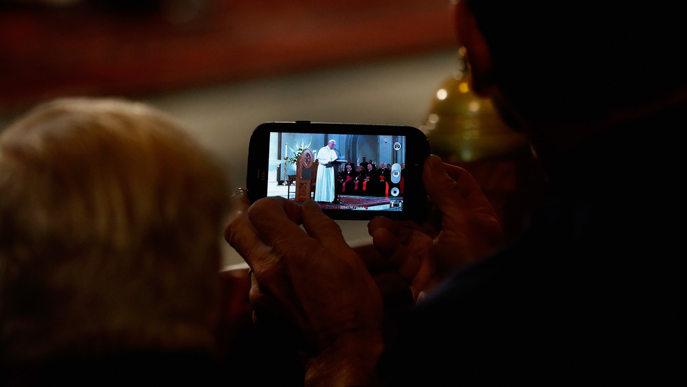 Papa Francesco su smart phone