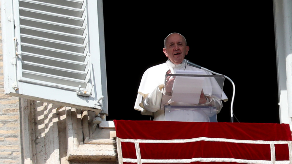 Papa Francesco consegna la benedizione dalla finestra privata