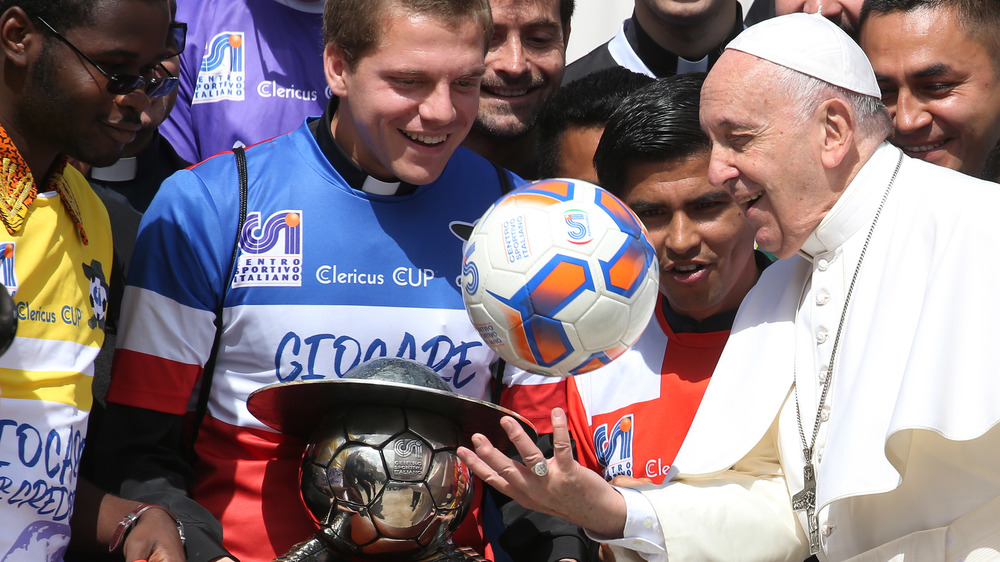 Papa Francesco gioca con il pallone da calcio alla Clericus Cup