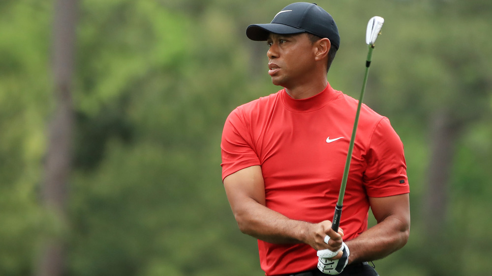 Tiger Wood fa oscillare la sua mazza da golf sul green