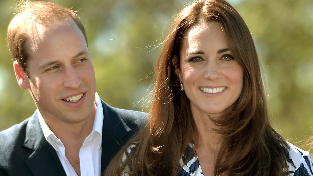 Il principe William, Kate Middleton, sorridendo