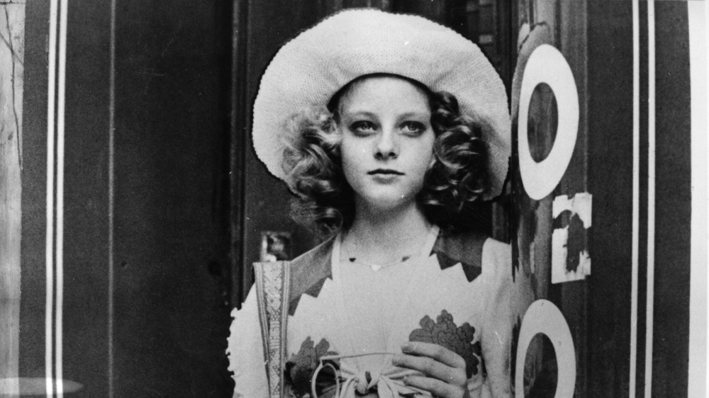 la giovane Jodie Foster in Taxi Driver, guardando lontano