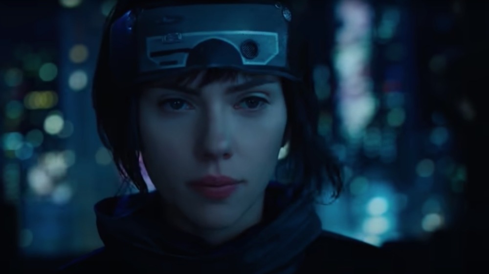 Scarlett Johansson in Ghost in the Shell, guardando la telecamera