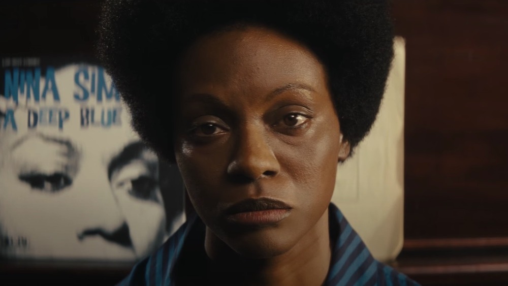 Zoe Saldana in Nina, guardando la telecamera