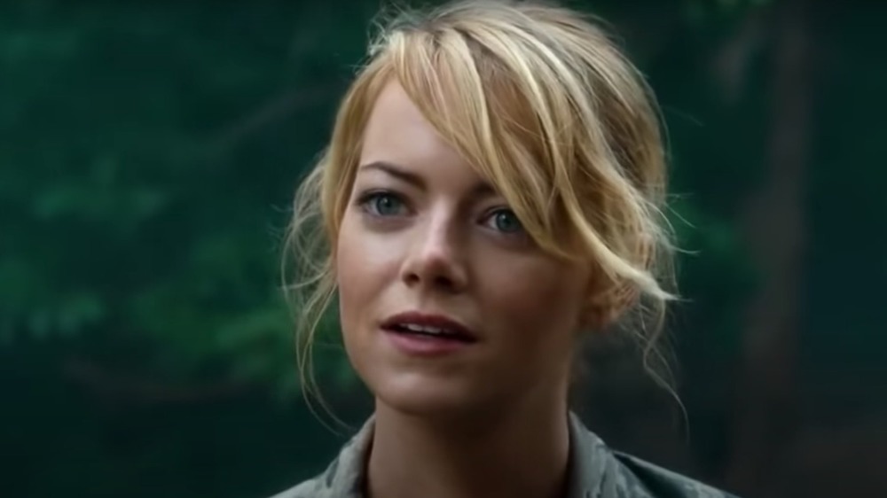 Emma Stone in Aloha che guarda l'obbiettivo