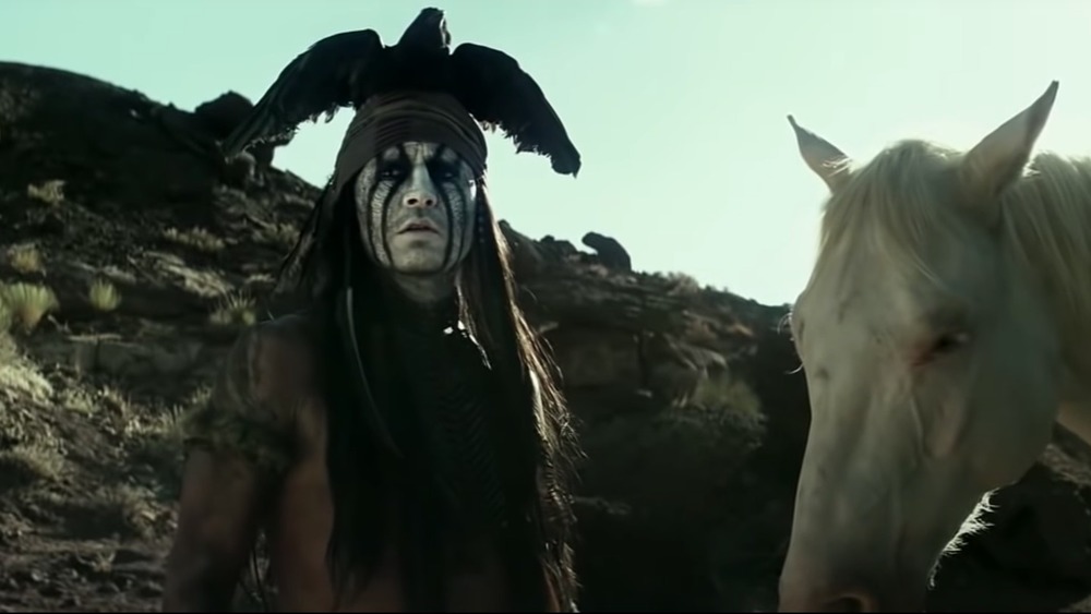 Johnny Depp in The Lone Ranger, in piedi accanto al cavallo