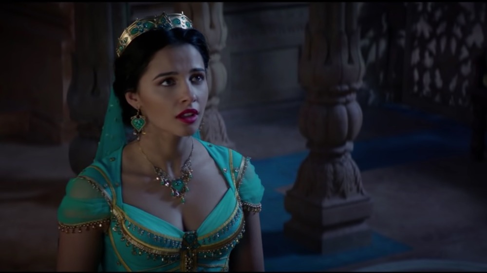 Naomi Scott in Aladdin, guardando in alto