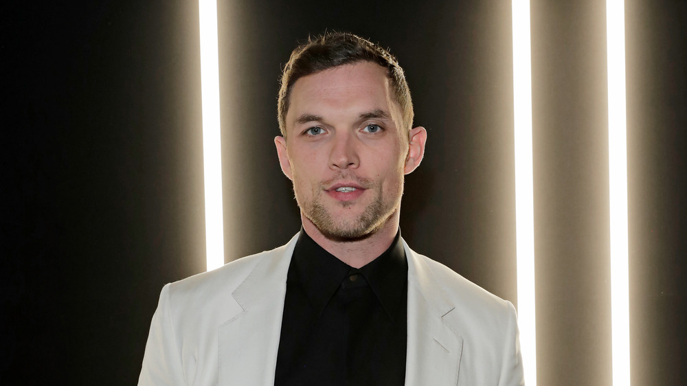 Ed Skrein guardando la telecamera