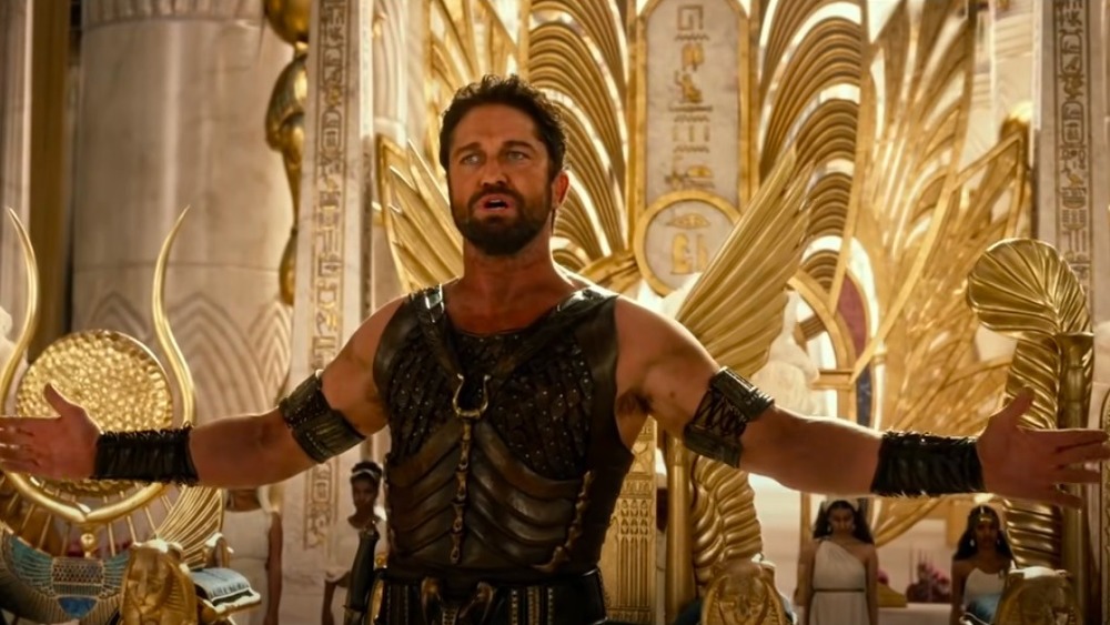 Gerard Butler in Gods of Egypt, braccia a lato