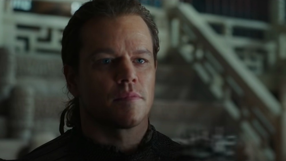 Matt Damon nella Grande Muraglia, guardando lontano