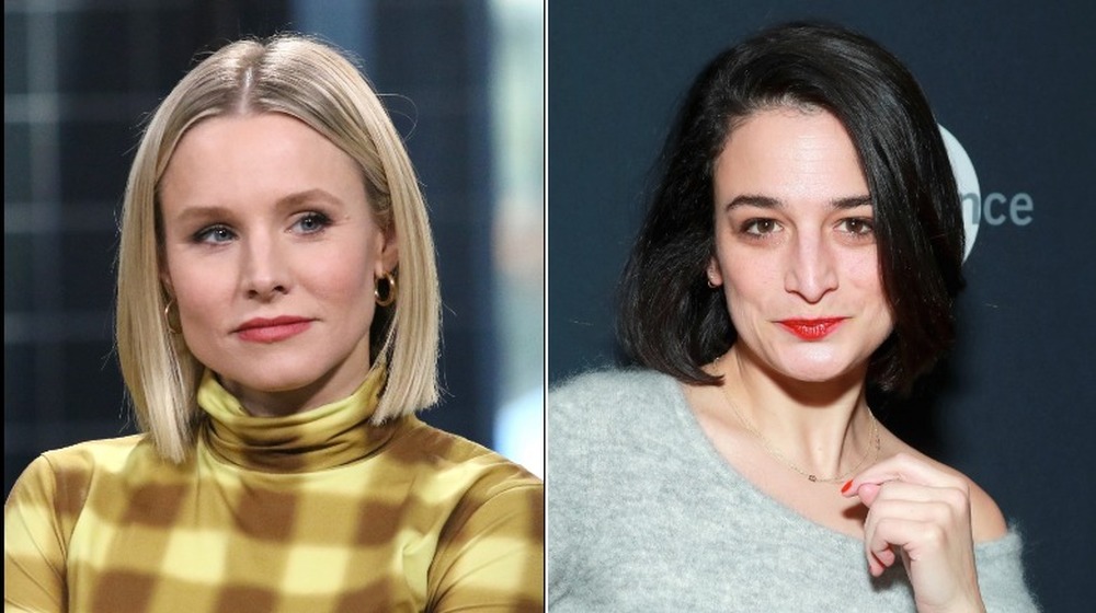 Kristen Bell, guardando di lato;  Jenny Slate guardando la telecamera