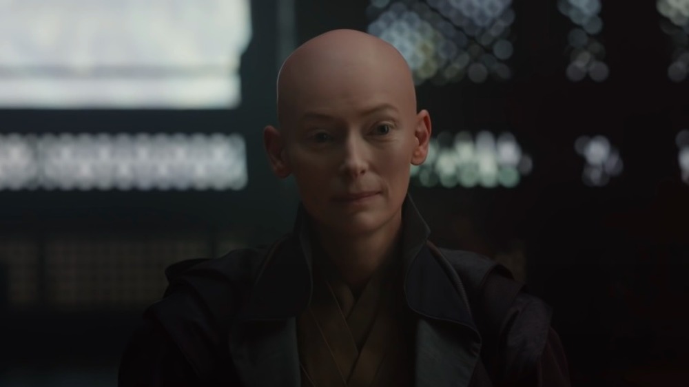 Tilda Swinton in Doctor Strange che guarda l'obbiettivo