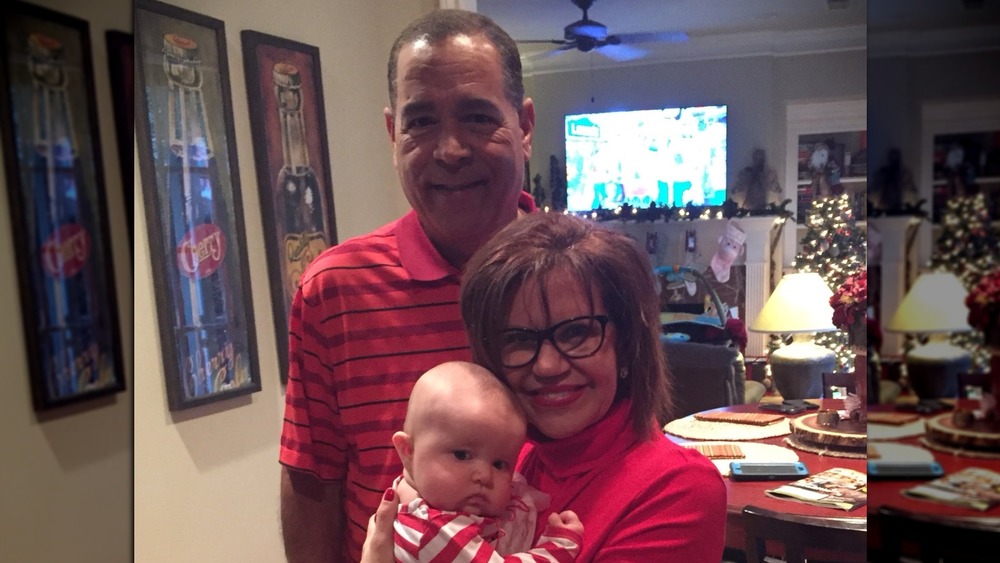 Kelvin Sampson e sua moglie Karen Sampson con il loro nipote in una foto su Twitter