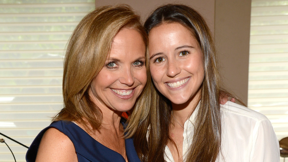 Katie Couric ed Ellie Monahan sorridono nel 2013