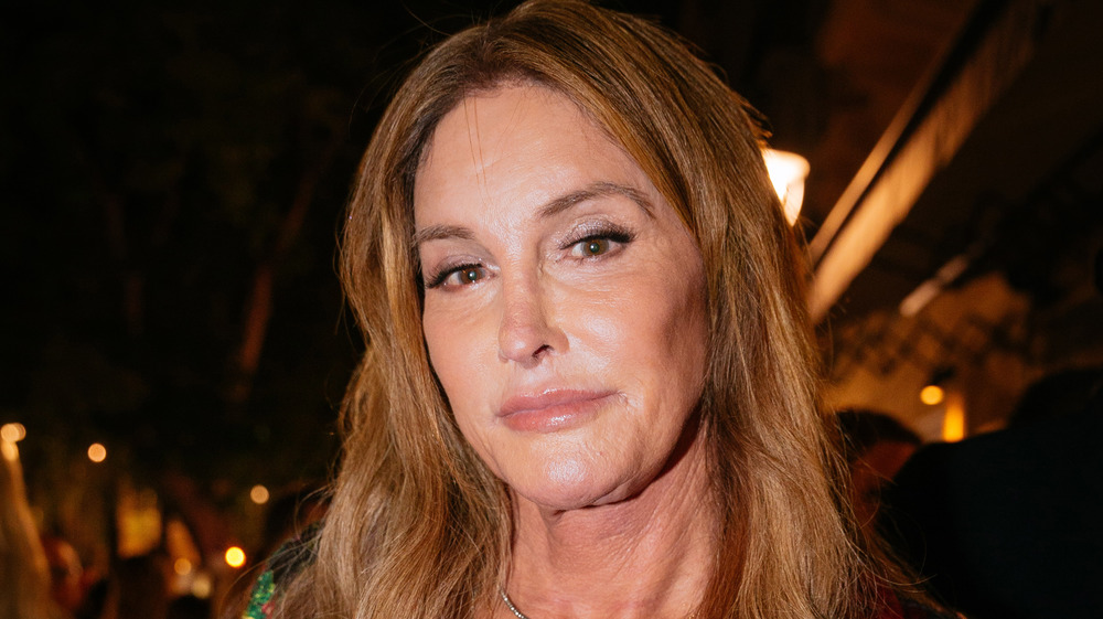 Caitlyn Jenner fissava di fronte