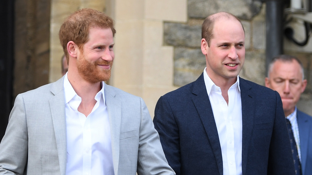 Il principe Harry e il principe William sorridono insieme a un evento