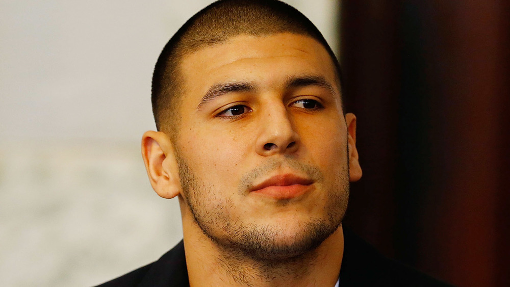 Aaron Hernandez posa in tribunale