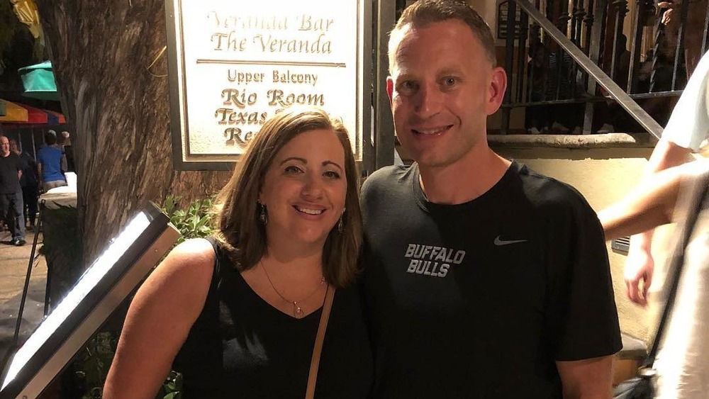 Crystal Oats e Nate Oats in posa fuori da un ristorante in una foto di Instagram