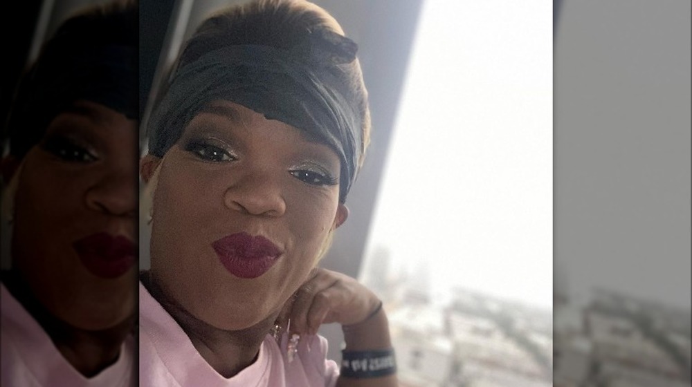 Abira Greene stringe le labbra in un selfie su Instagram