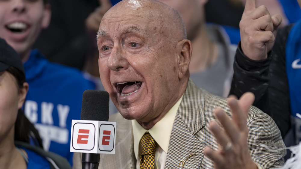 Il giornalista sportivo ESPN Dick Vitale parla eccitato al microfono