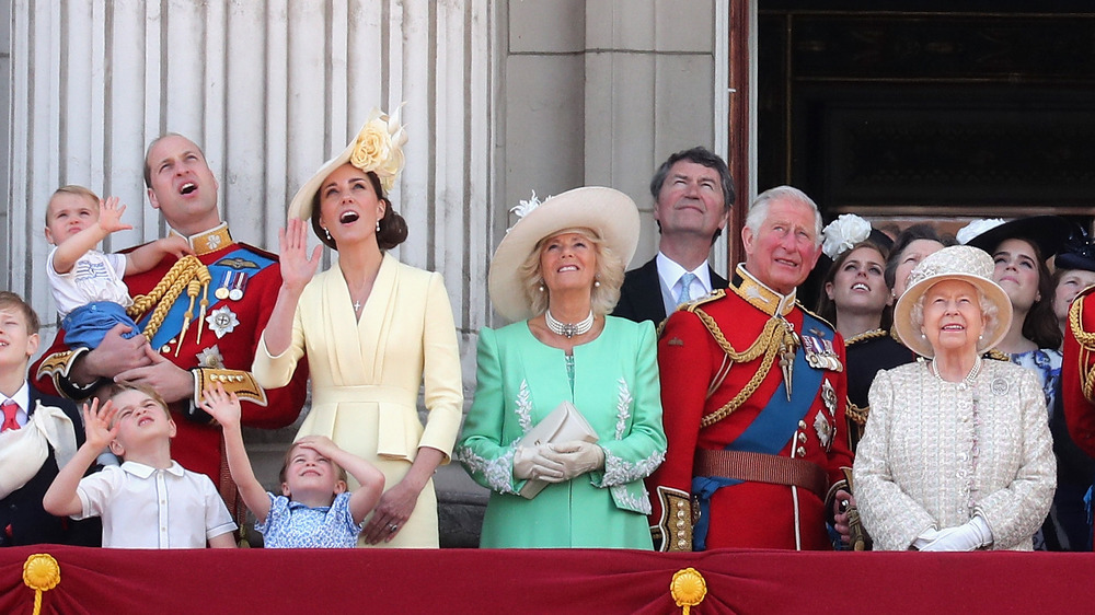 I membri della famiglia reale guardano Trooping the Colour 2019