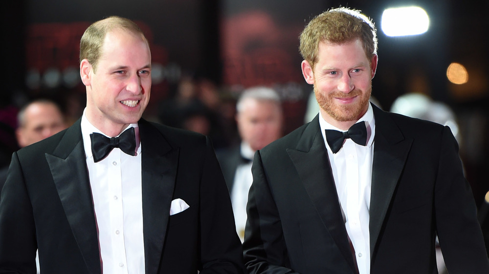 Il principe William e il principe Harry indossano smoking a un evento