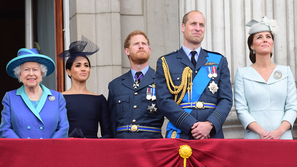 La regina Elisabetta, Meghan Markle, il principe Harry, il principe William e Kate Middleton all'evento reale