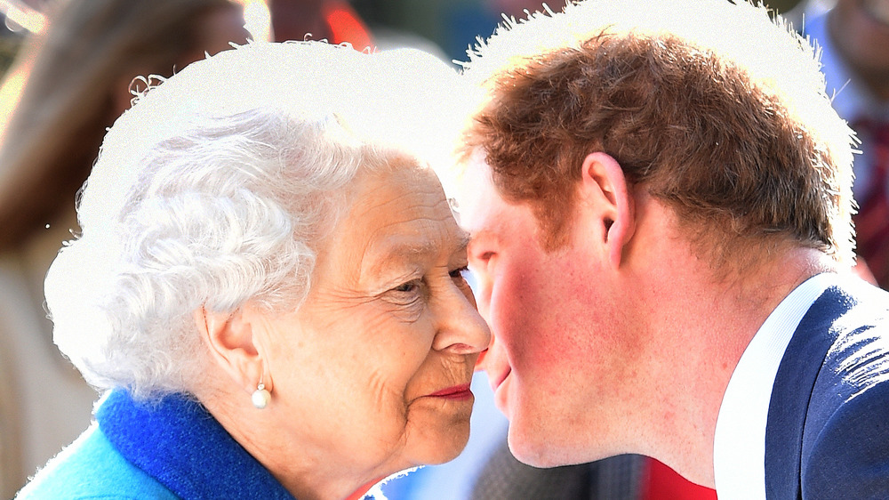 La regina Elisabetta e il principe Harry