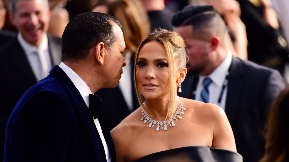 Alex Rodriguez parla con Jennifer Lopez sul tappeto rosso