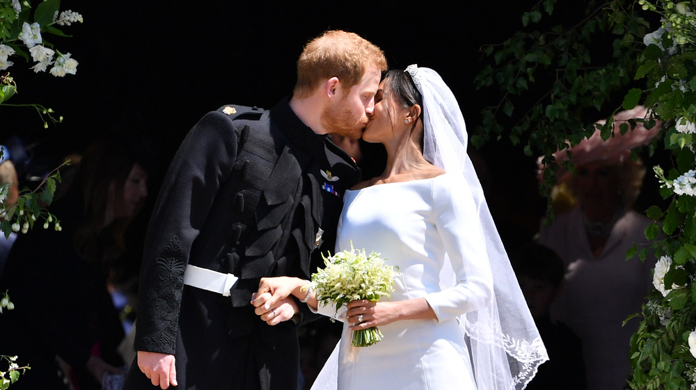 Il principe Harry e Meghan Markle si baciano