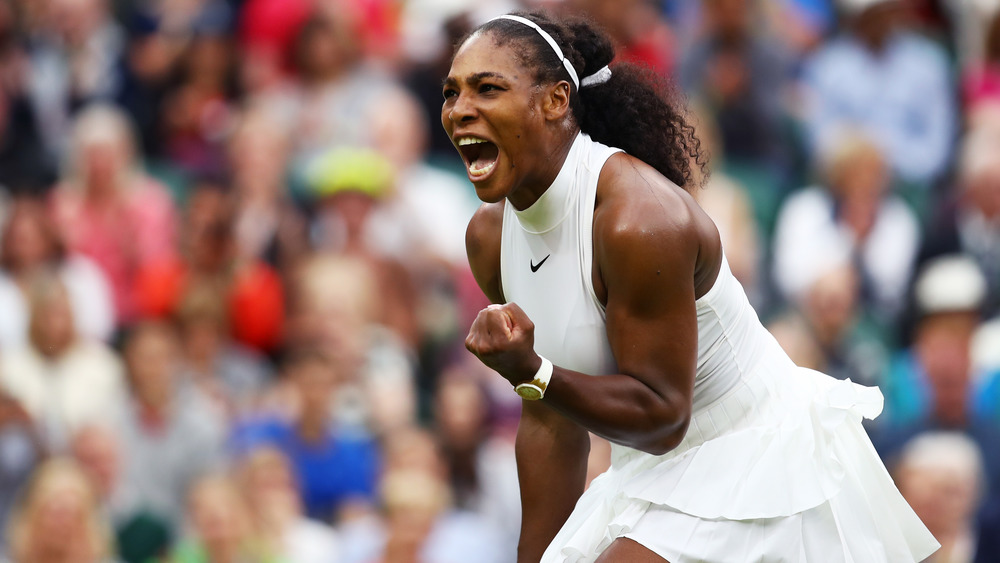 Serena Williams gioca a tennis competitivo sul campo