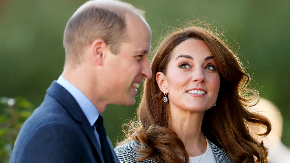 Il principe William e Kate Middleton sorridono fuori 