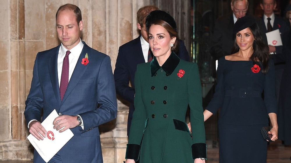 Il principe William e Kate Middleton camminano davanti al principe Harry e Meghan Markle