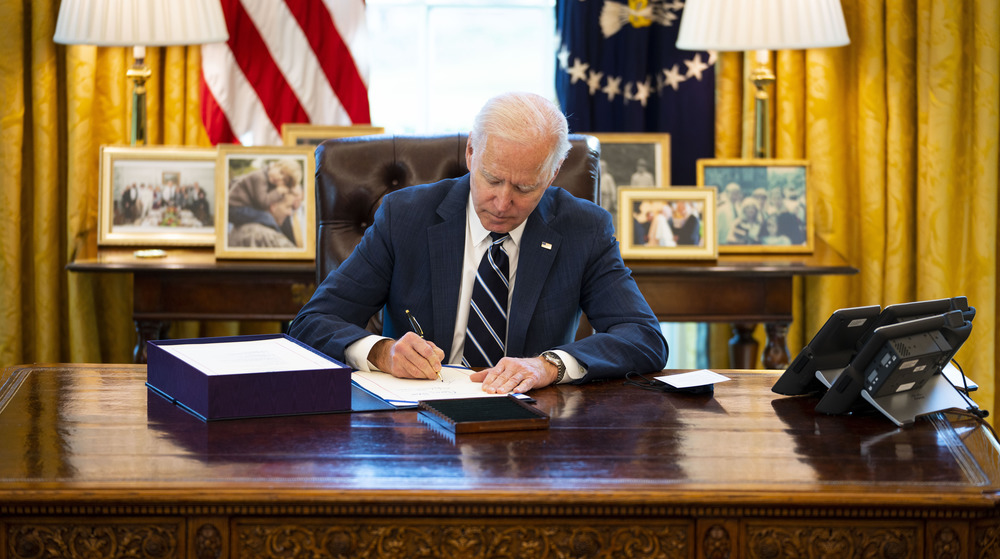 Il presidente Joe Biden risoluto scrivania