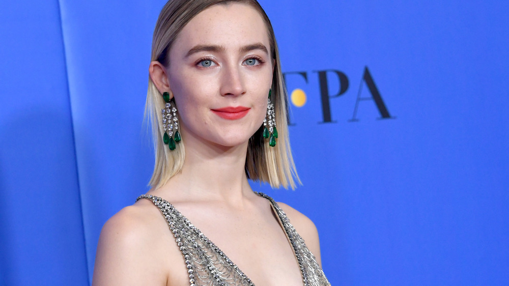 Saoirse Ronan indossa un abito argento